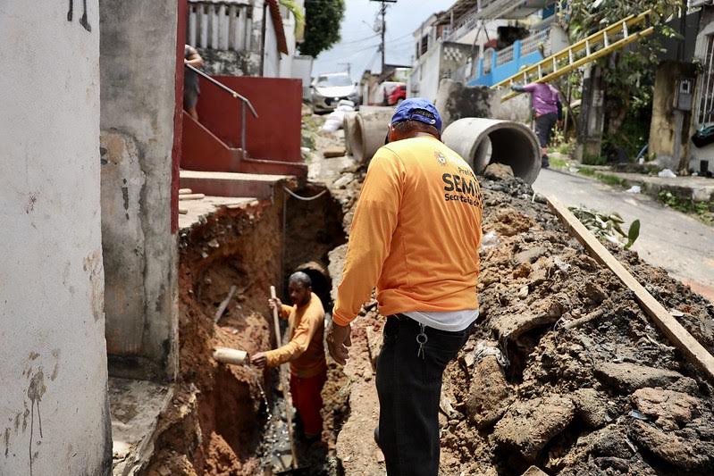 Prefeitura de Manaus atende solicitação de moradores da Compensa e trabalha na recuperação de rede de drenagem profunda