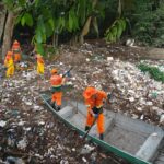 Prefeitura intensifica limpeza do igarapé no conjunto João Bosco e retira toneladas de resíduos