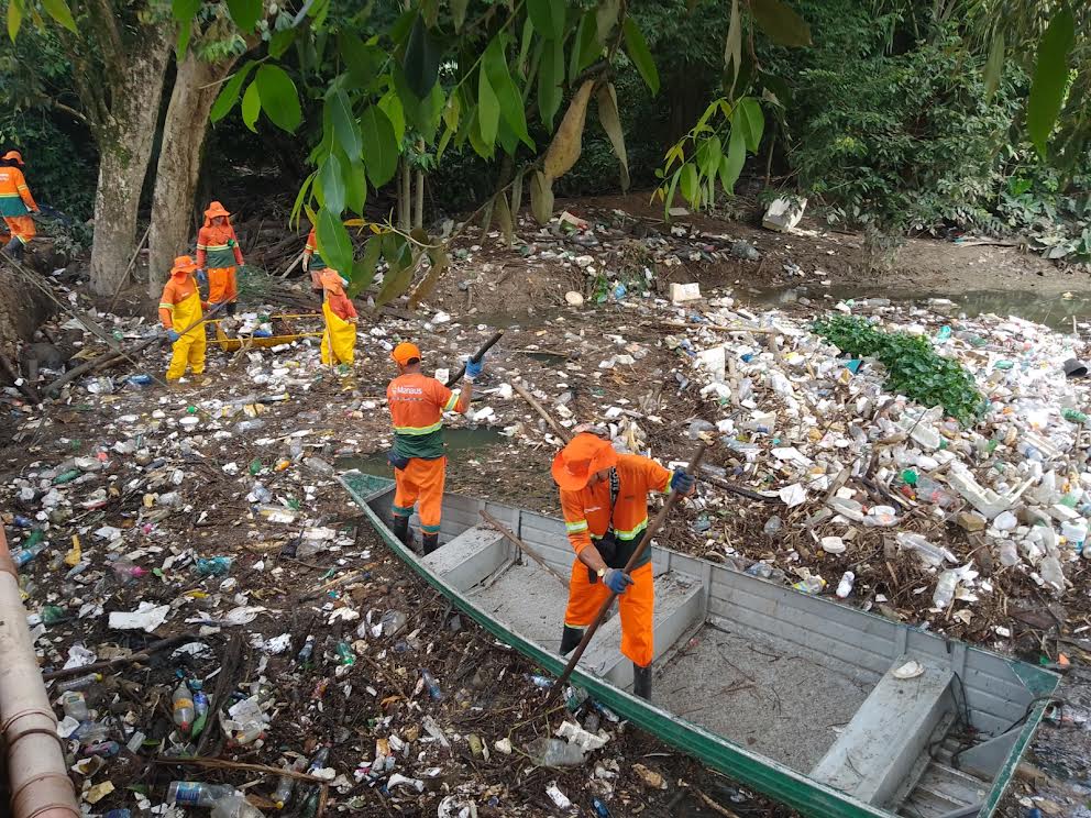 Prefeitura intensifica limpeza do igarapé no conjunto João Bosco e retira toneladas de resíduos