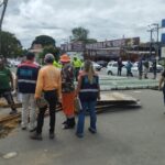 Equipe da prefeitura retira tapume que avançava para área pública e praça no bairro Planalto