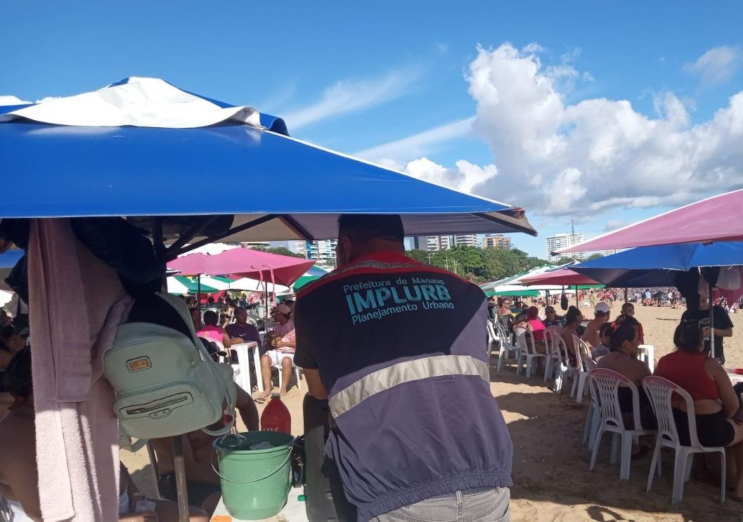 Prefeitura reforça proibição de garrafas de vidro na praia da Ponta Negra para evitar acidentes e riscos a banhistas