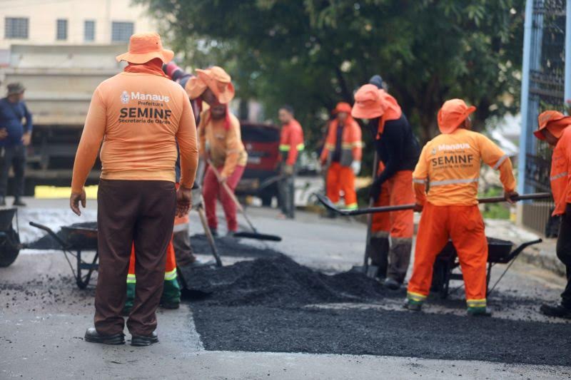 Prefeitura de Manaus executa serviços de recuperação asfáltica em trecho do bairro Alvorada