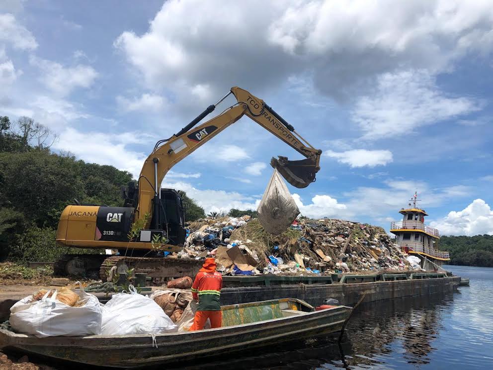 Prefeitura intensifica limpeza na orla do rio Negro e em lixeiras flutuantes para fortalecer turismo e preservação ambiental