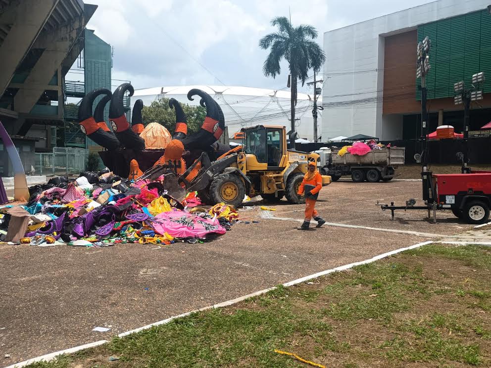 Prefeitura de Manaus recolhe cerca de 20 toneladas de resíduos nos desfiles das escolas de samba