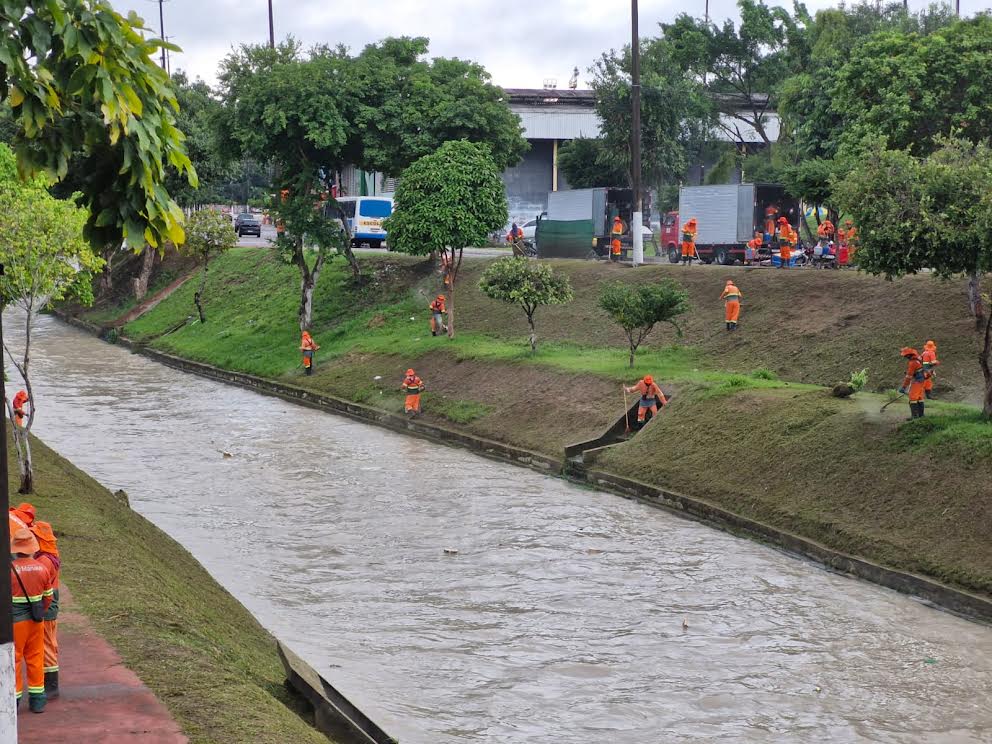 Prefeitura realiza ação de limpeza e manutenção do igarapé e áreas esportivas da avenida do Samba