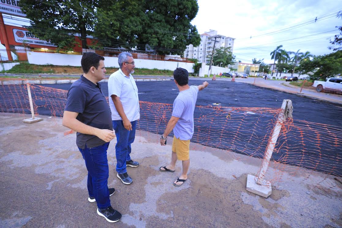 Prefeito de Manaus em exercício Renato Junior vistoria intervenção viária na avenida Max Teixeira para melhorar trânsito na entrada do conjunto São Judas Tadeu