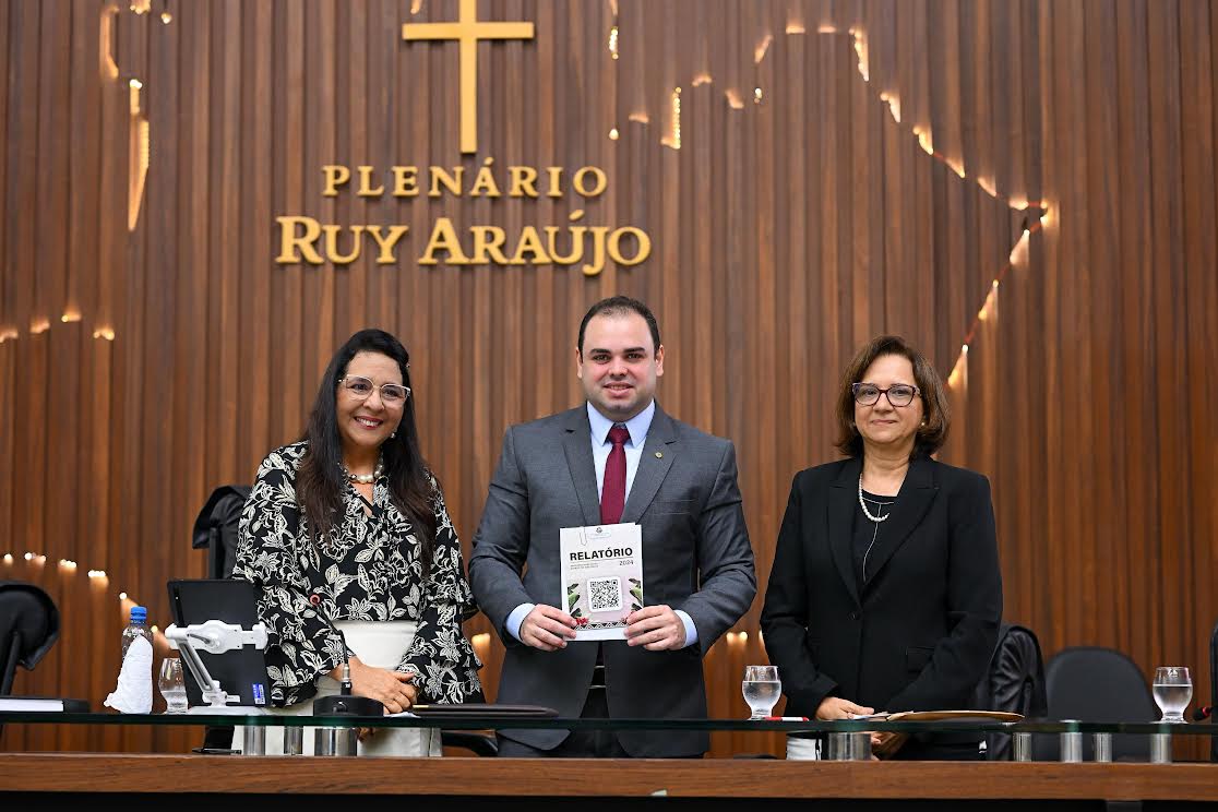 Presidente Roberto Cidade recebe da procuradora-geral do Ministério Público, Leda Mara Albuquerque, o Relatório Anual da instituição