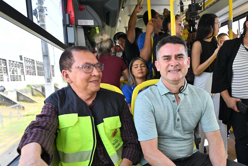 Prefeito David Almeida entrega 19 novos ônibus e alcança marca de 440 veículos renovados durante sua gestão