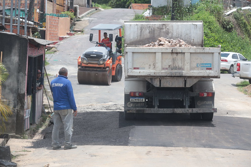 Prefeitura de Manaus retorna em trecho do bairro Grande Vitória para realizar serviços de recuperação asfáltica