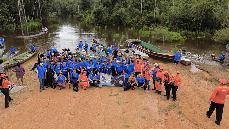 Prefeitura de Manaus realiza ação de limpeza no rio Tarumã-Açu com apoio da comunidade e da Ambev