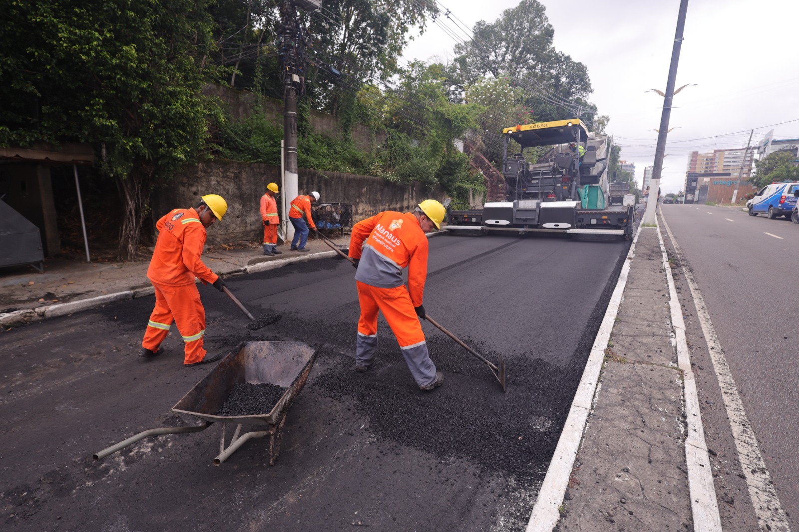 Prefeitura avança na etapa de aplicação de asfalto na avenida Maceió no quinto dia de obra