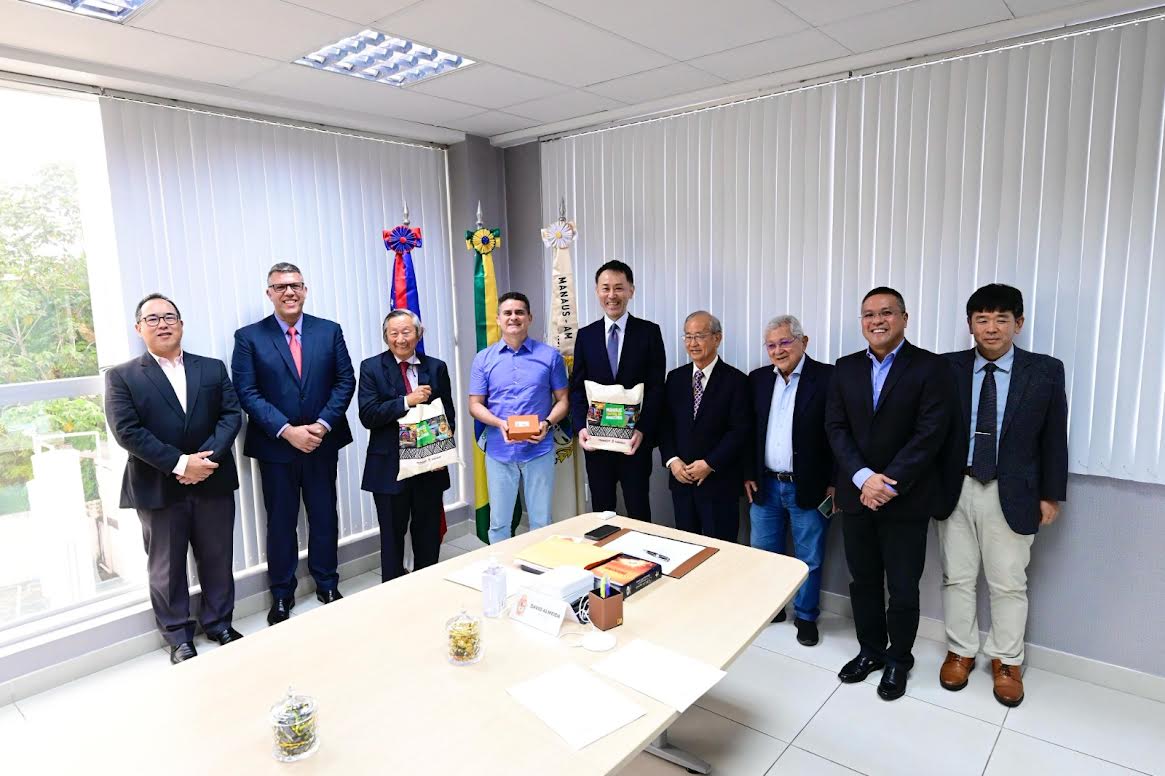 Prefeito David Almeida recebe cônsules e embaixador no Centro de Cooperação da Cidade e fortalece laços internacionais