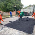 Prefeitura de Manaus atende solicitação de moradores e recupera rua do bairro Flores com asfalto