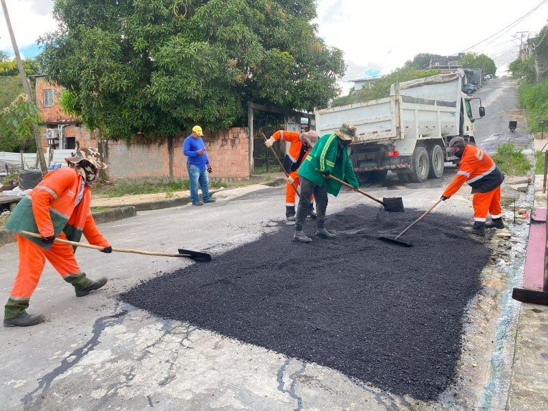 Prefeitura de Manaus atende solicitação de moradores e recupera rua do bairro Flores com asfalto