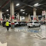 Prefeitura fiscaliza uso indevido de vagas especiais em shoppings da zona Oeste e autua 14 veículos