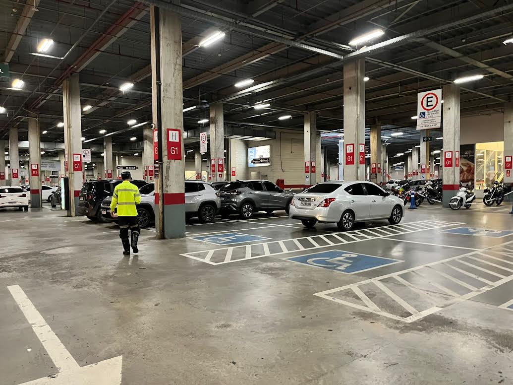 Prefeitura fiscaliza uso indevido de vagas especiais em shoppings da zona Oeste e autua 14 veículos