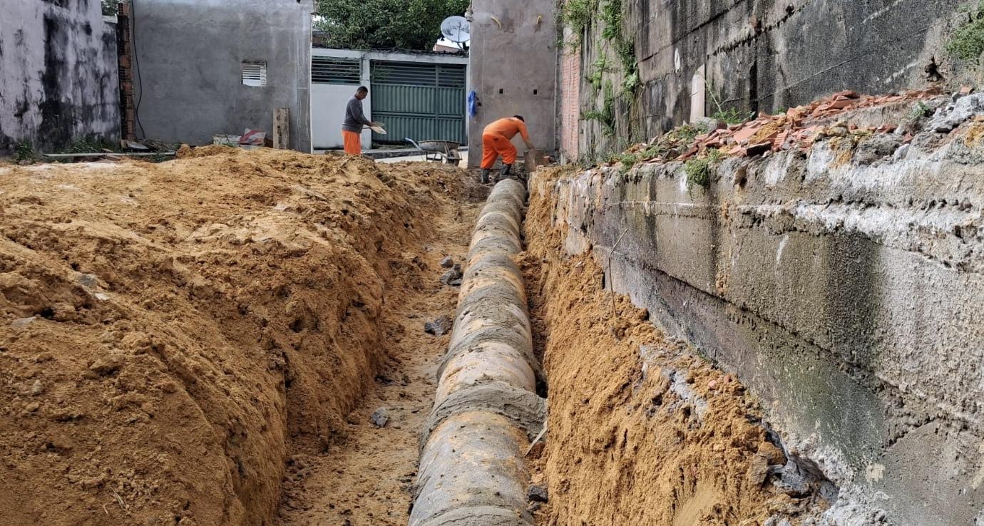 Prefeitura de Manaus realiza serviços de infraestrutura nas zonas Norte e Leste