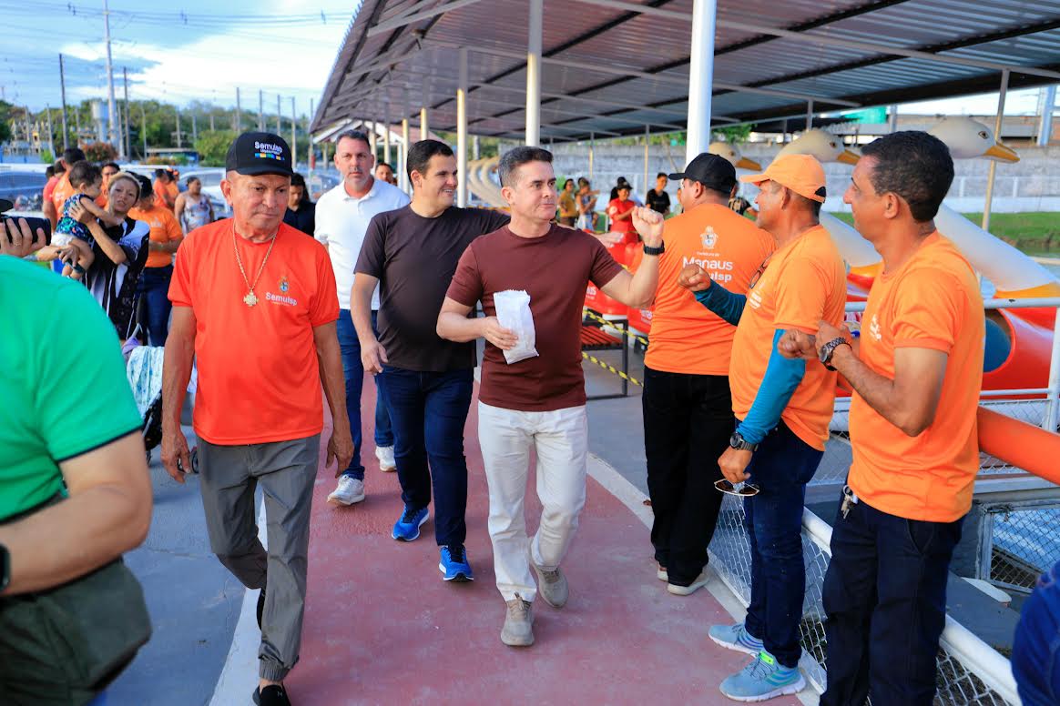 Prefeito David Almeida vistoria obra da lagoa do Bombeamento, que terá primeiro pedalinho público de Manaus