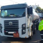 Prefeitura fiscaliza e autua caminhões fora do horário permitido na avenida Mário Ypiranga Monteiro