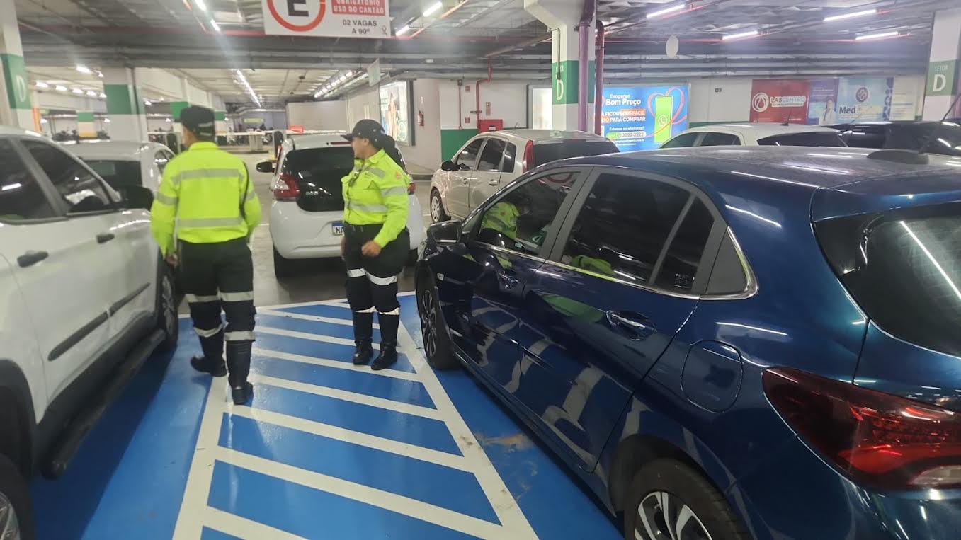 Prefeitura de Manaus autua 19 motoristas por uso irregular de vagas especiais em supermercados da zona Norte