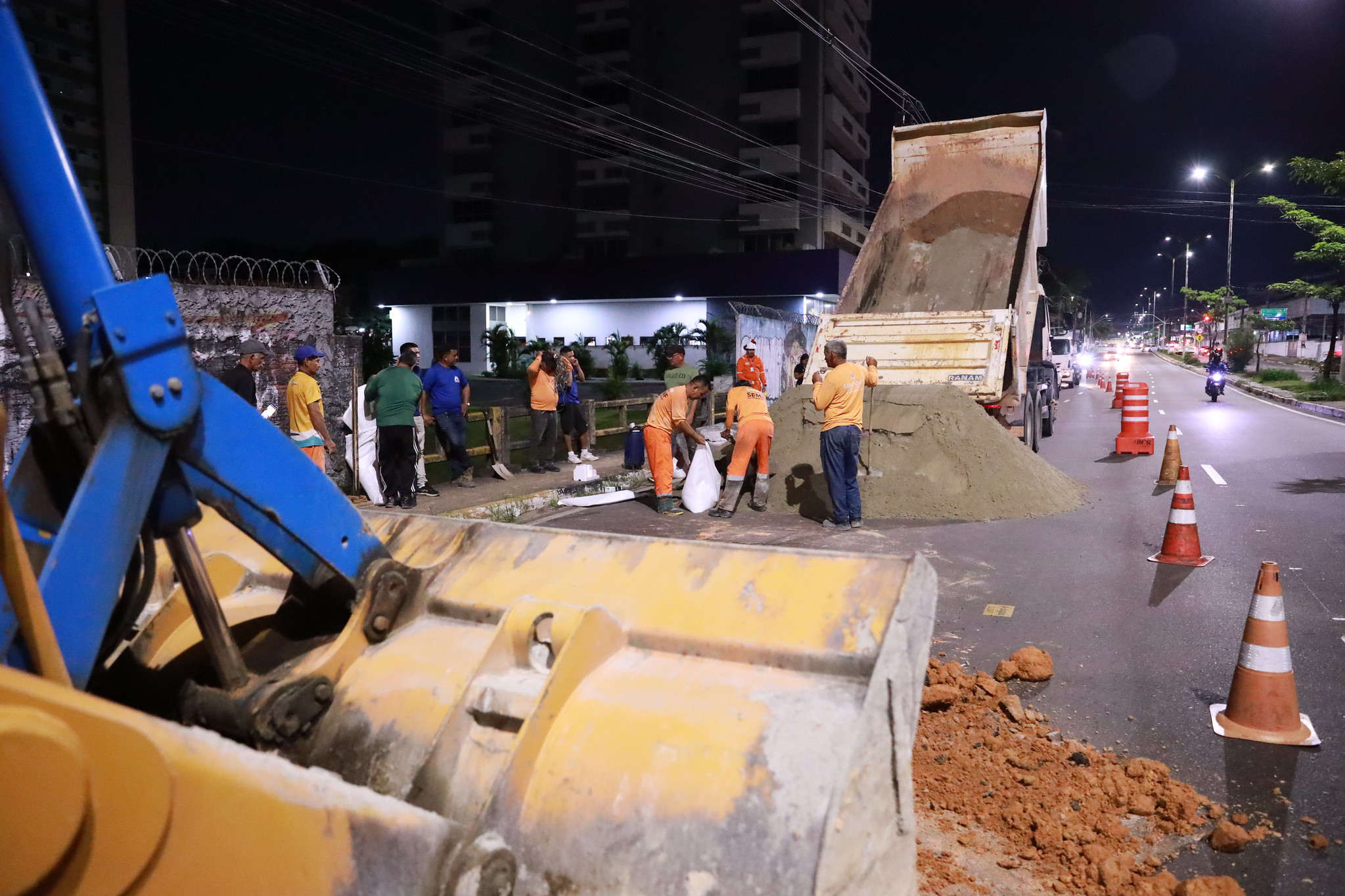Prefeitura de Manaus atua em obra emergencial na avenida Constantino Nery na noite de sábado