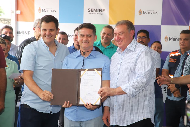 Prefeito David Almeida assina ordem de serviço para asfaltar 20 ruas da comunidade Parque Riachuelo