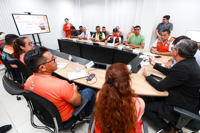 Prefeitura de Manaus realiza reunião de alinhamento para adotar ações de prevenção dos impactos da cheia do rio Negro