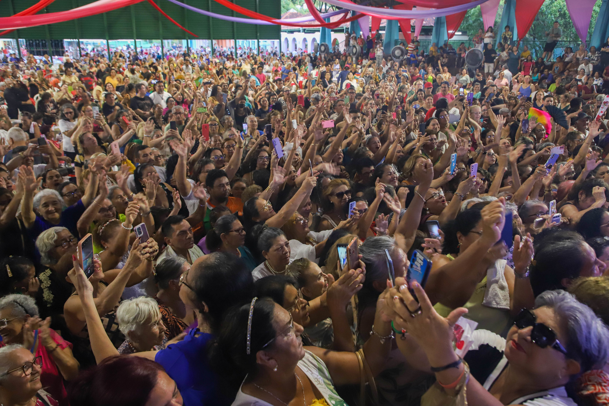 Prefeito David Almeida celebra Dia das Mães com idosos em evento marcado por emoção e solidariedade