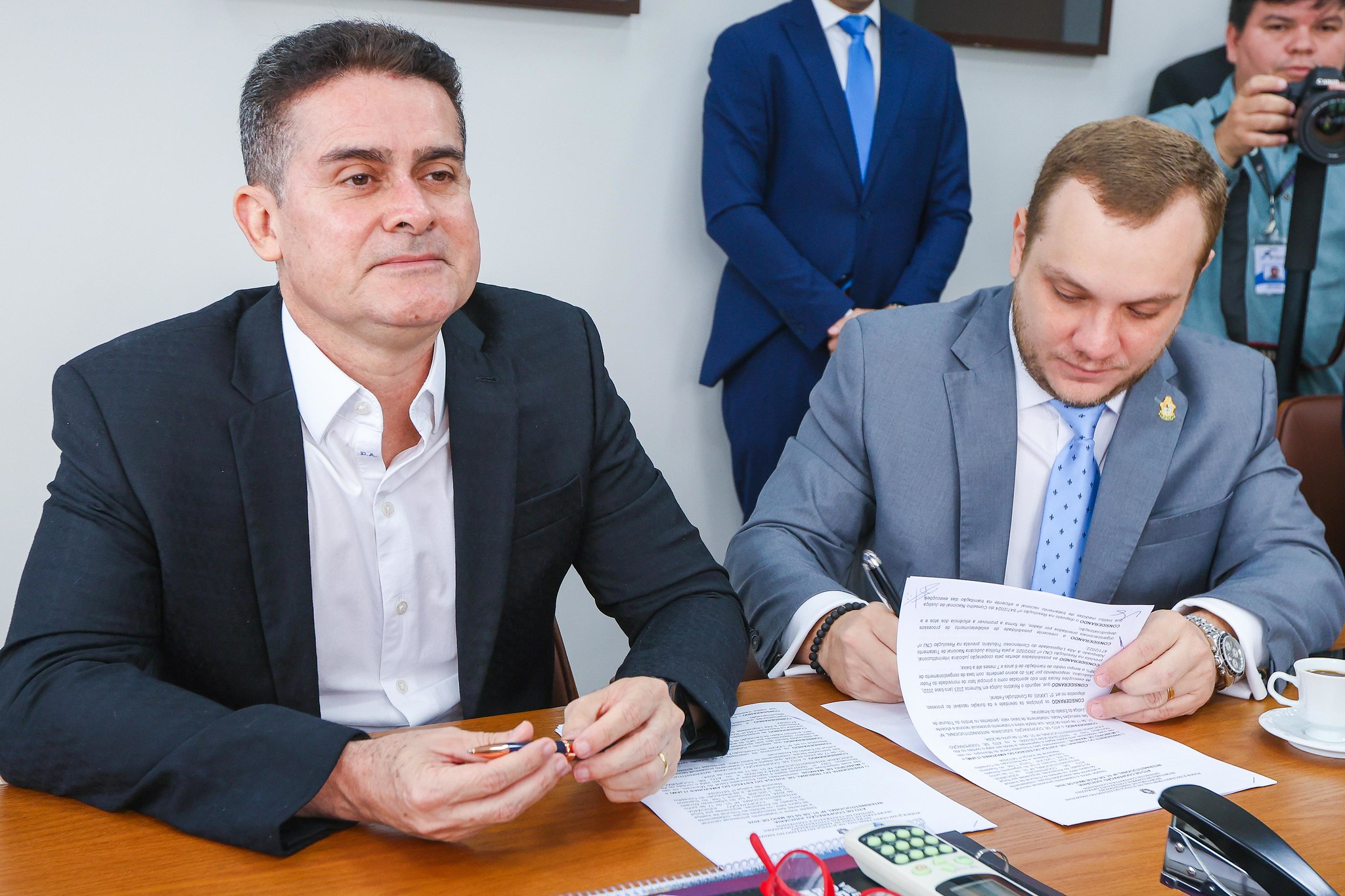 Prefeito David Almeida assina acordo com TJ-AM para perdoar 200 mil ações de dívidas pequenas da justiça