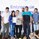 Prefeito David Almeida entrega 403 títulos definitivos no Novo Reino 1 e reforça maior programa de regularização fundiária da história de Manaus