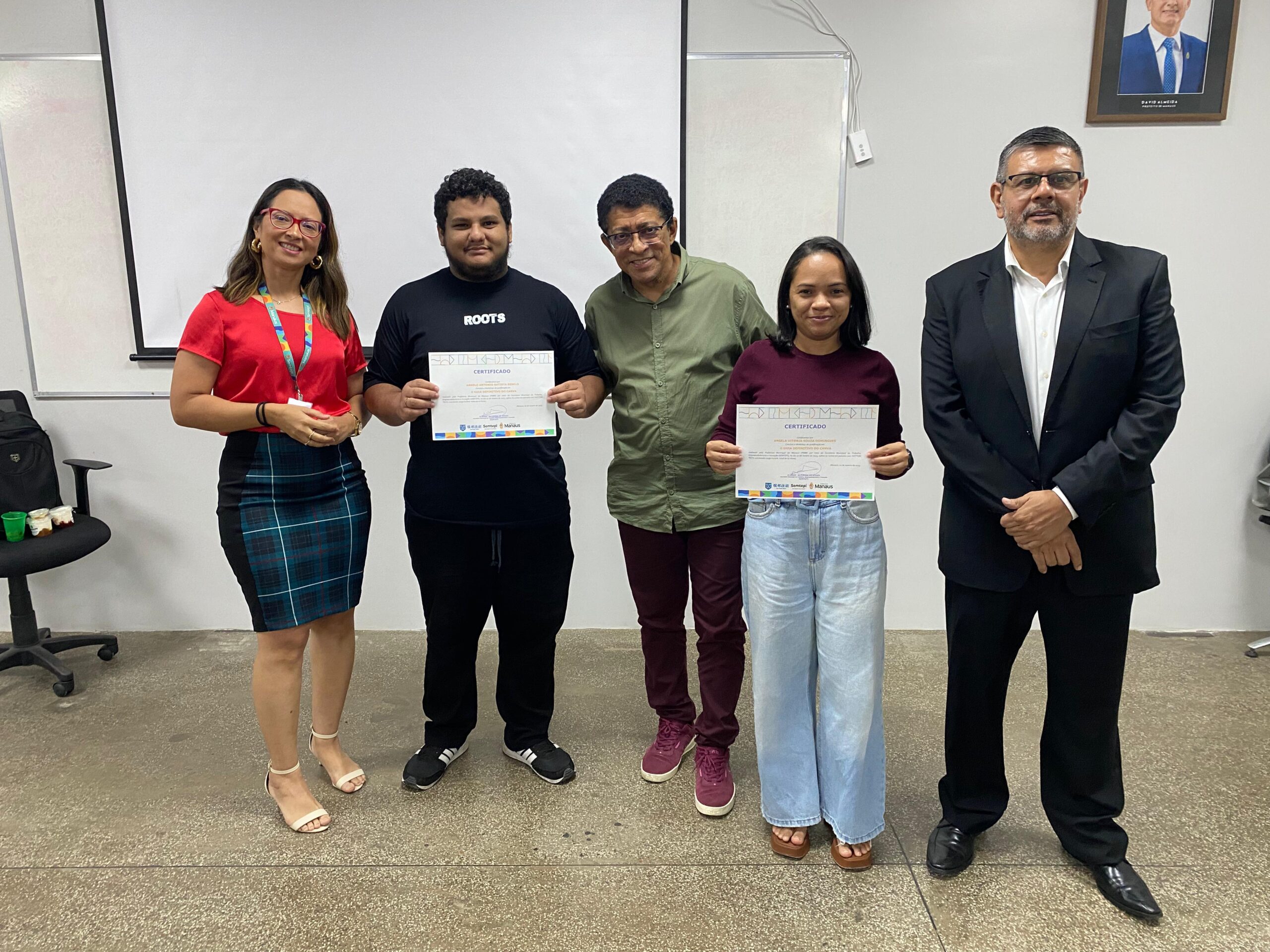Prefeitura de Manaus certifica mais de 100 alunos em cursos de qualificação profissional