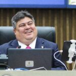 Presidente David Reis anuncia antecipação da primeira parcela do 13º salário dos servidores da CMM