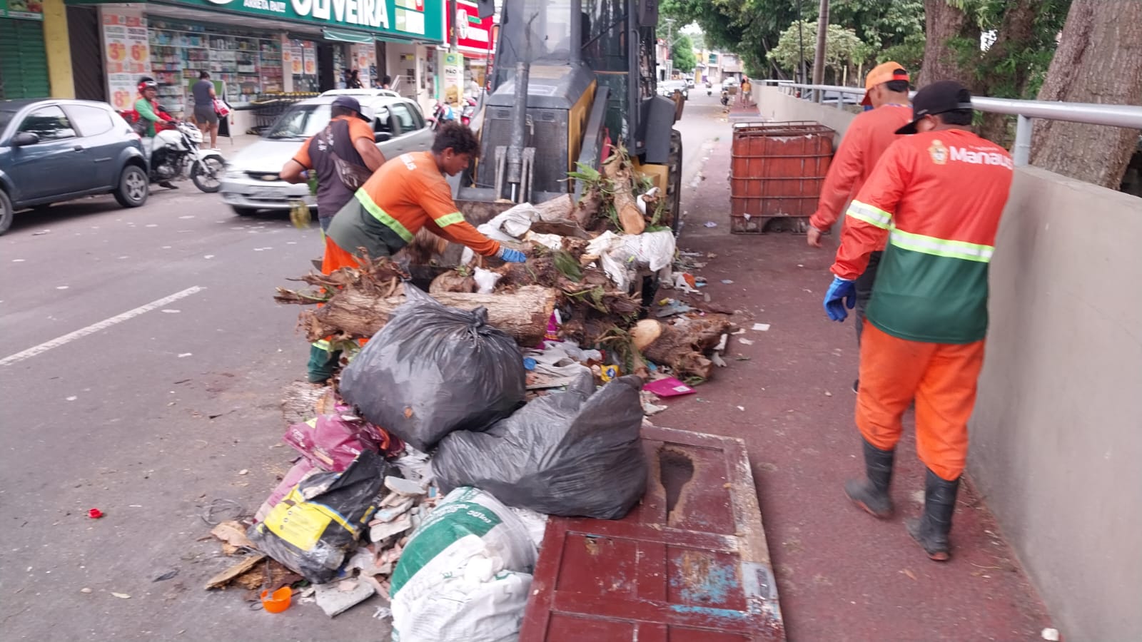 Força-tarefa da Prefeitura de Manaus combate lixeiras clandestinas em todas as zonas da cidade