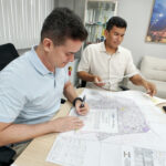 Prefeito David Almeida assina certidões para regularização fundiária de 2.600 lotes da comunidade Rio Piorini