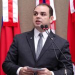 Deputado Roberto Cidade destaca Lei de sua autoria que incentiva o ingresso de mães solo no mercado de trabalho