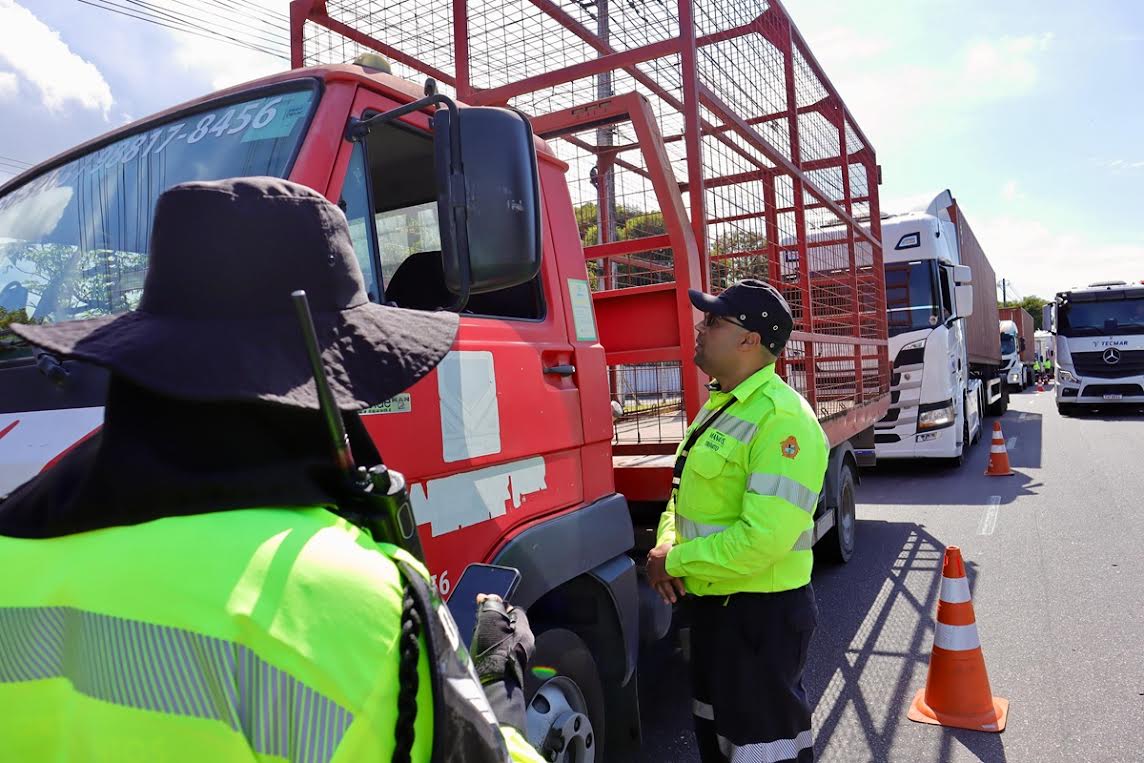 Operação integrada realizada pela Prefeitura fiscaliza veículos pesados e motocicletas