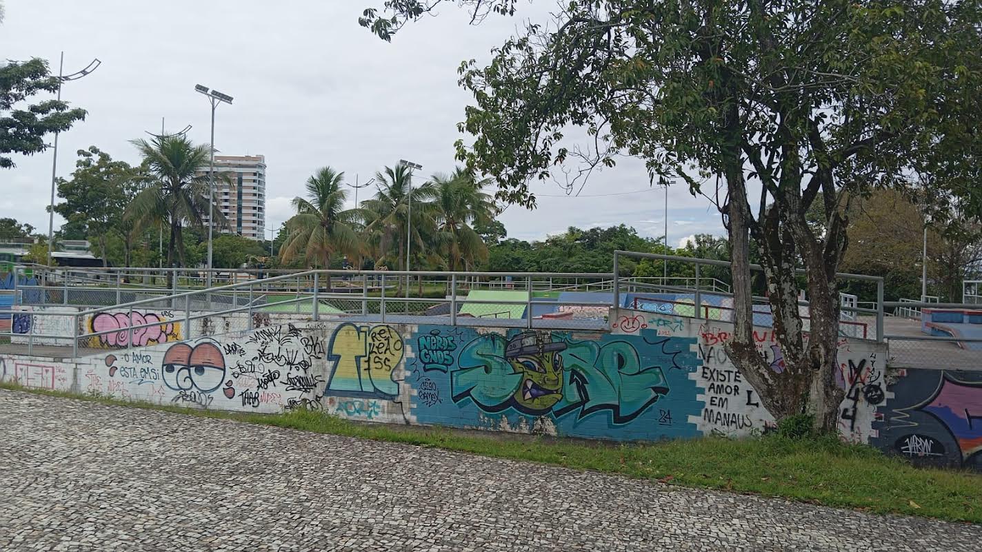 Pichação na Ponta Negra prejudica cenário urbano e causa despesa com repintura para prefeitura