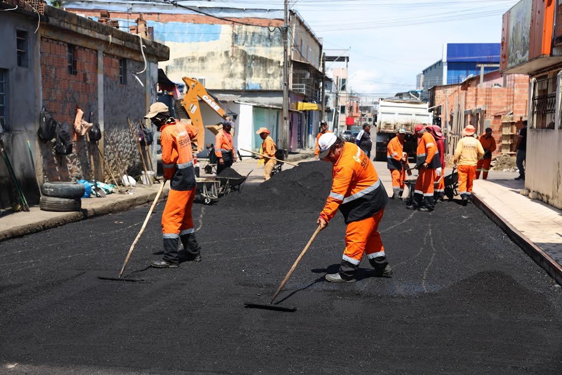 Prefeitura de Manaus realiza serviços de manutenção asfáltica no Alvorada