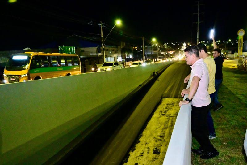 Prefeito David Almeida libera pistas e vistoria asfaltamento de túneis do complexo Rei Pelé na noite desta segunda-feira, 16