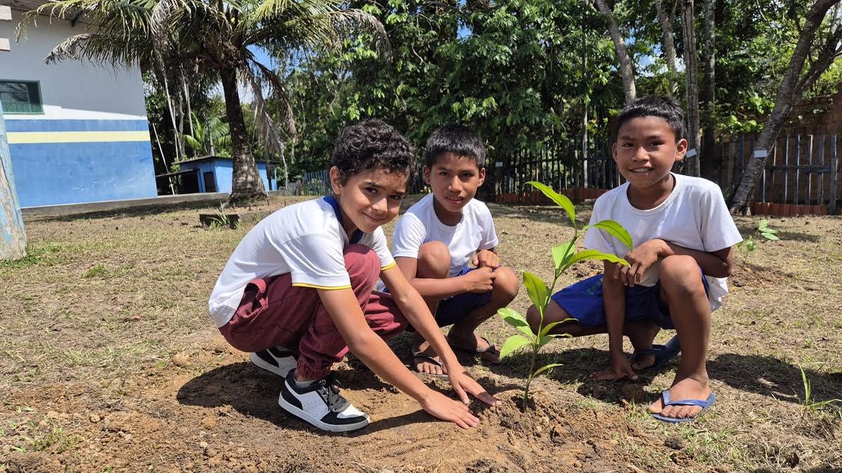 Prefeitura de Manaus realiza ação ambiental na Reserva de Desenvolvimento Sustentável do Tupé