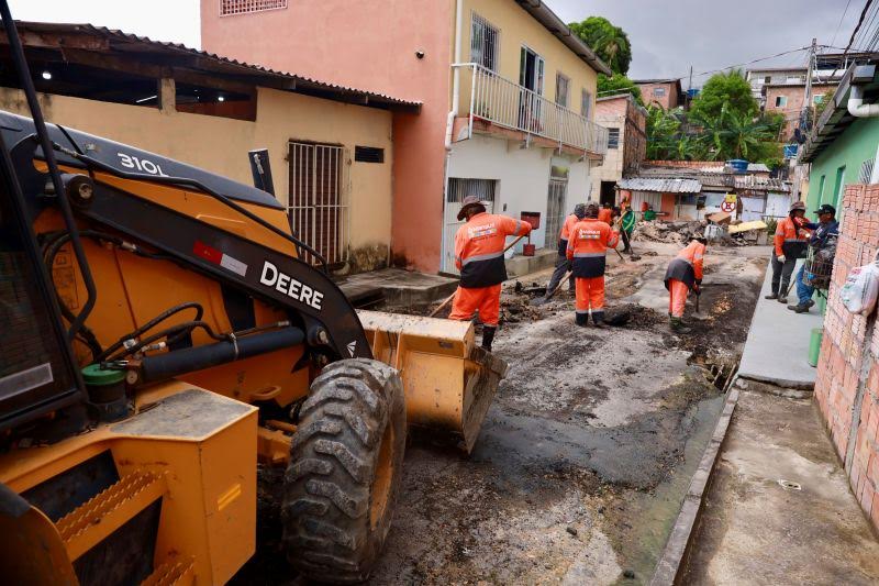 ‘Mutirão no Bairro’ da Prefeitura de Manaus recupera vias do bairro Tancredo Neves
