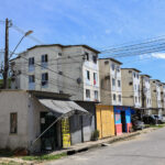 Prefeitura inicia notificação para moradores demolirem construções irregulares em áreas públicas no conjunto Viver Melhor 3