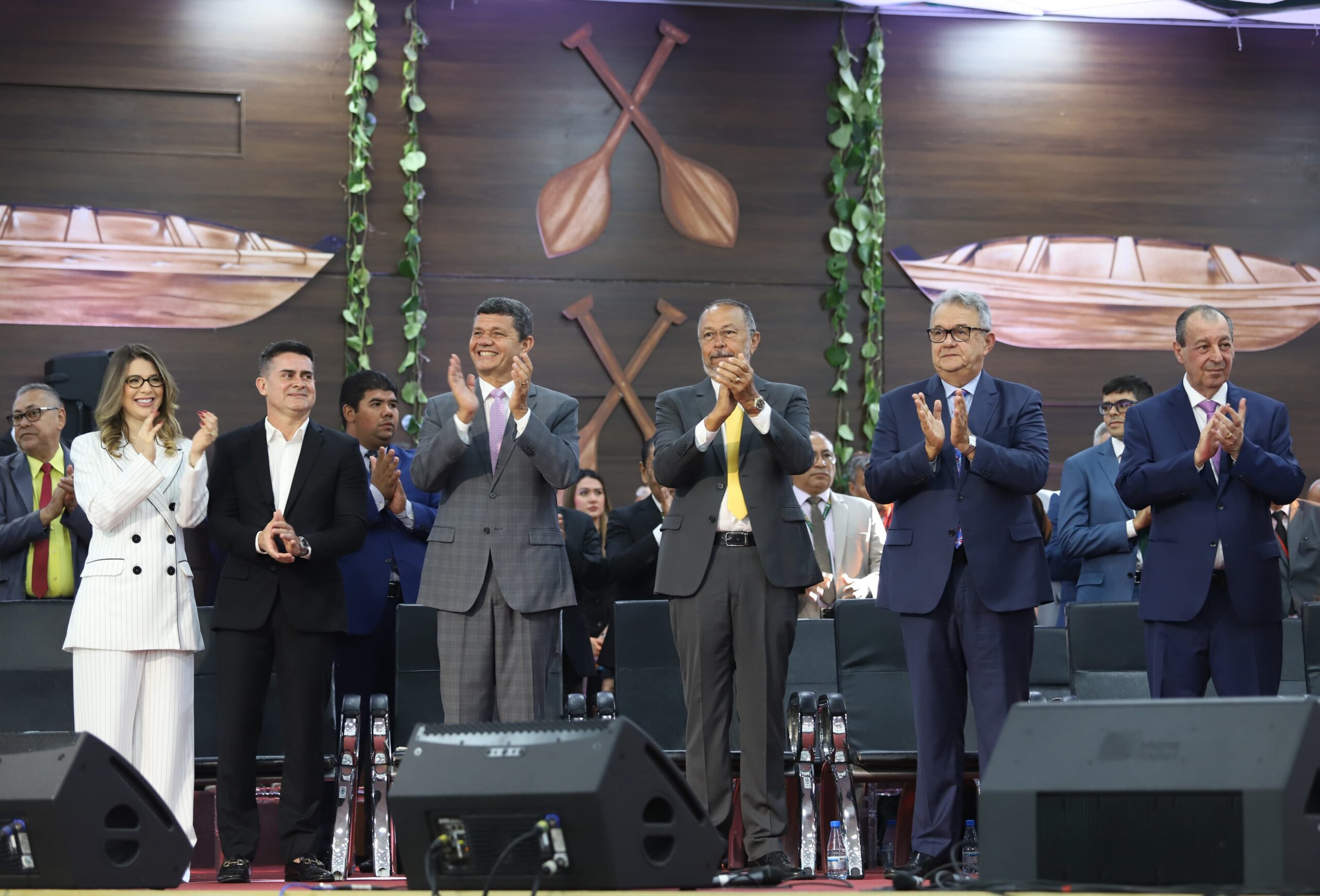 Prefeito David Almeida participa de homenagem ao ministro do STF, André Mendonça, durante Assembleia Geral da Ieadam