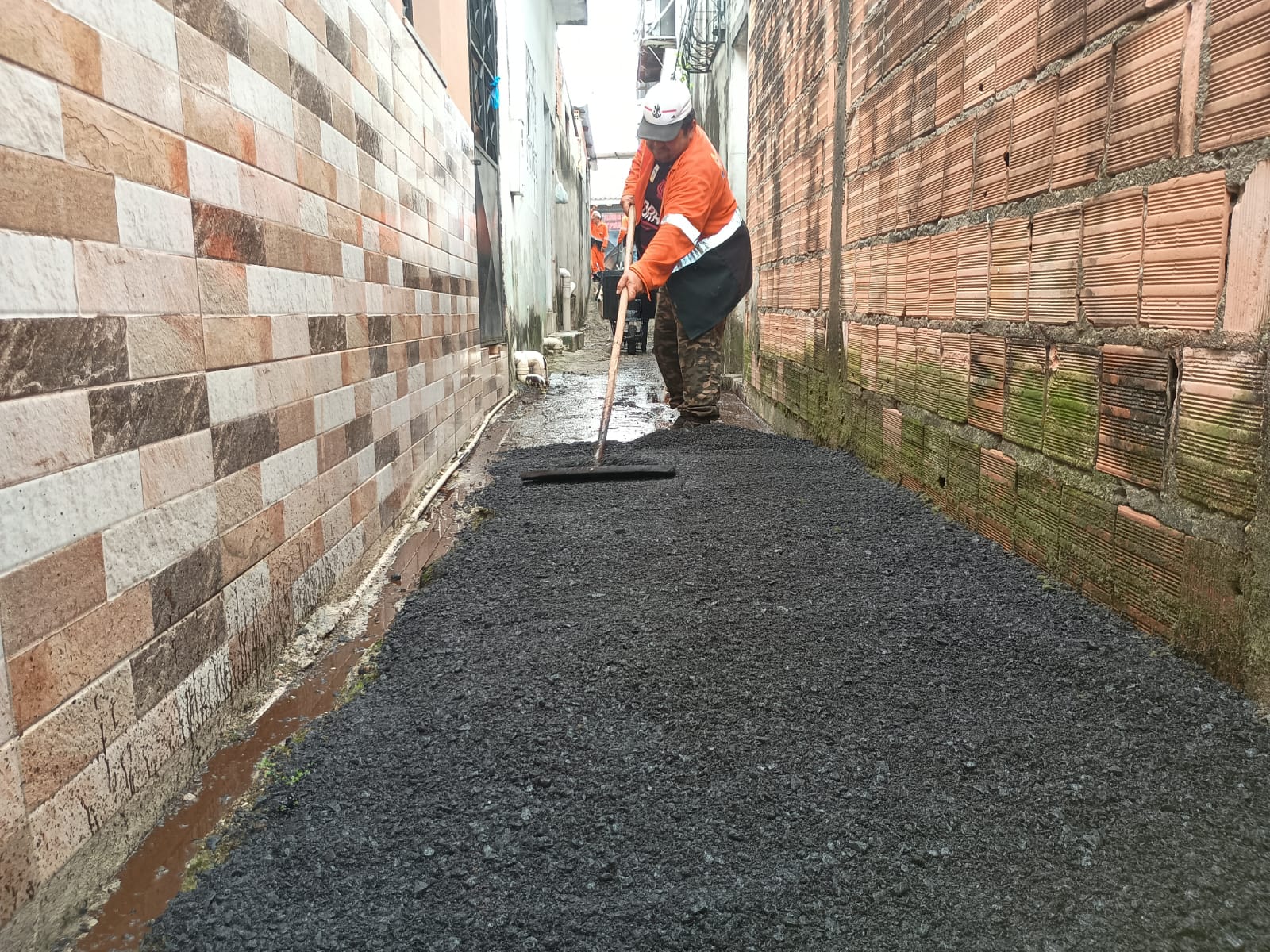 ´Mutirão no Bairro’ da Prefeitura de Manaus recupera becos com asfalto no Alvorada