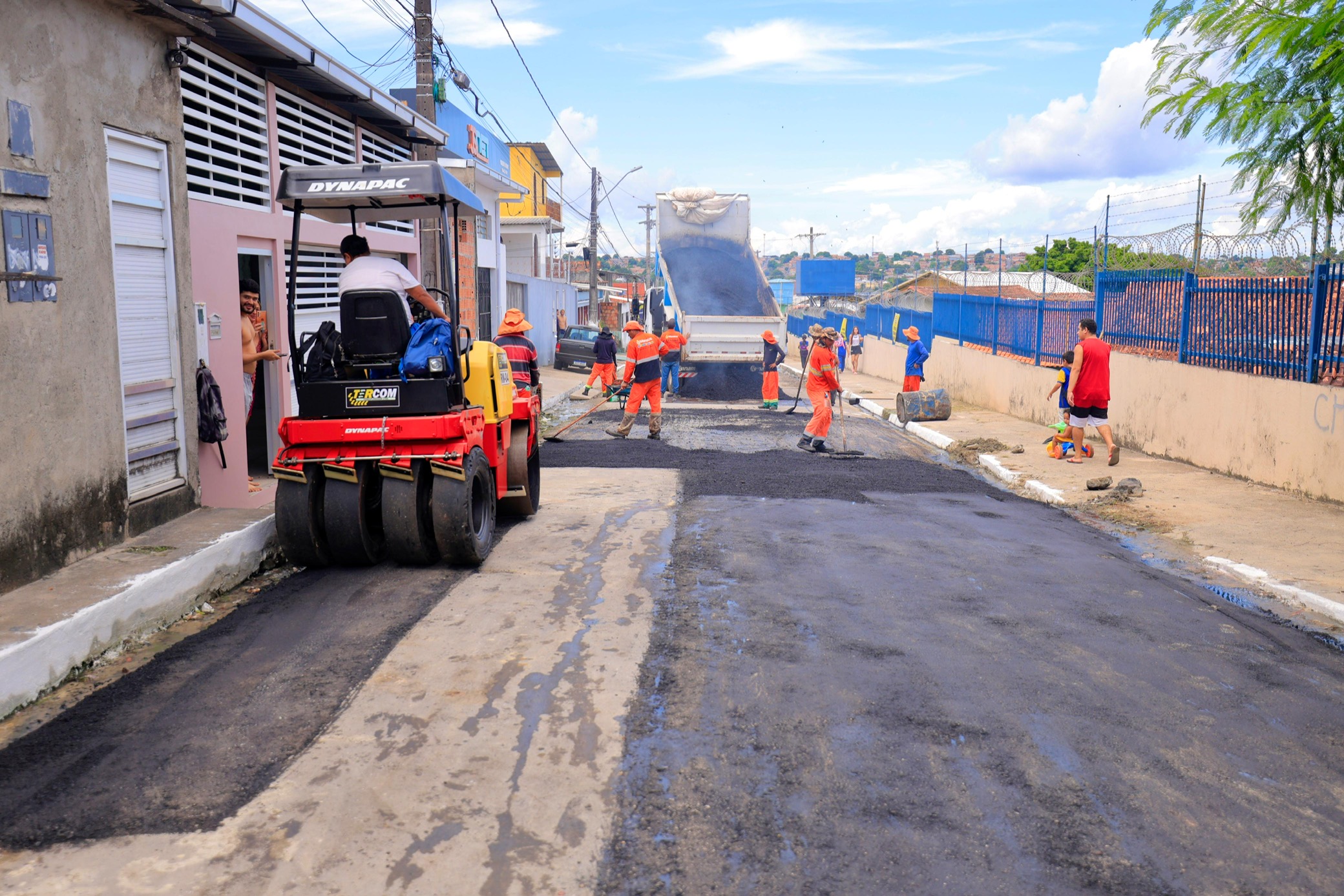 ‘Mutirão no Bairro’ beneficia 1,6 mil pessoas com serviços de asfalto, iluminação e limpeza no Mutirão