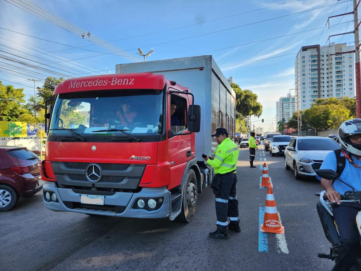 Prefeitura fiscaliza tráfego de veículos pesados na avenida Mário Ypiranga Monteiro