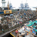 Prefeitura de Manaus retira até 400 toneladas de lixo do rio Negro em nova operação de transbordo