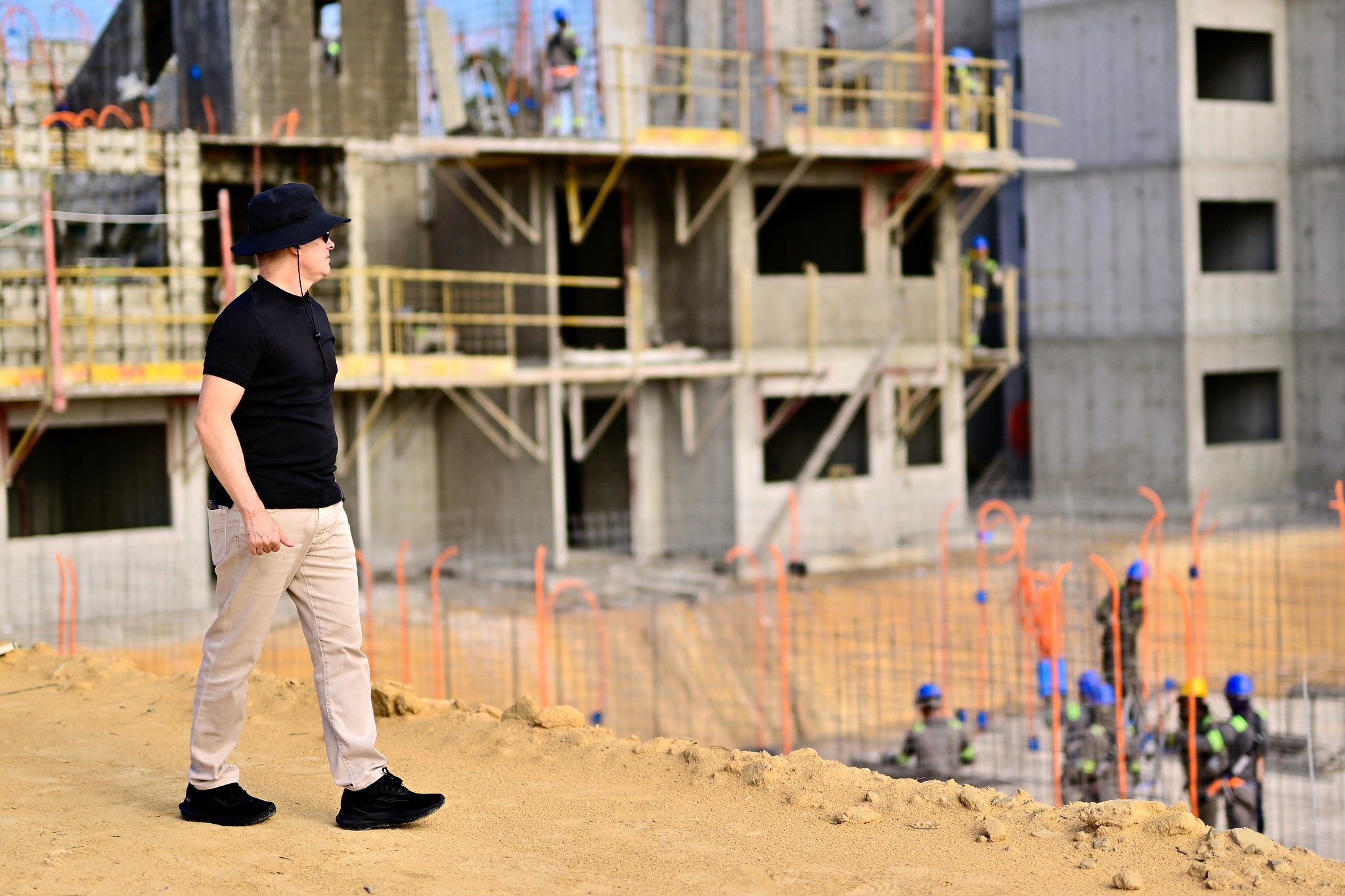 Prefeito David Almeida fiscaliza obras em conjuntos habitacionais na zona Oeste
