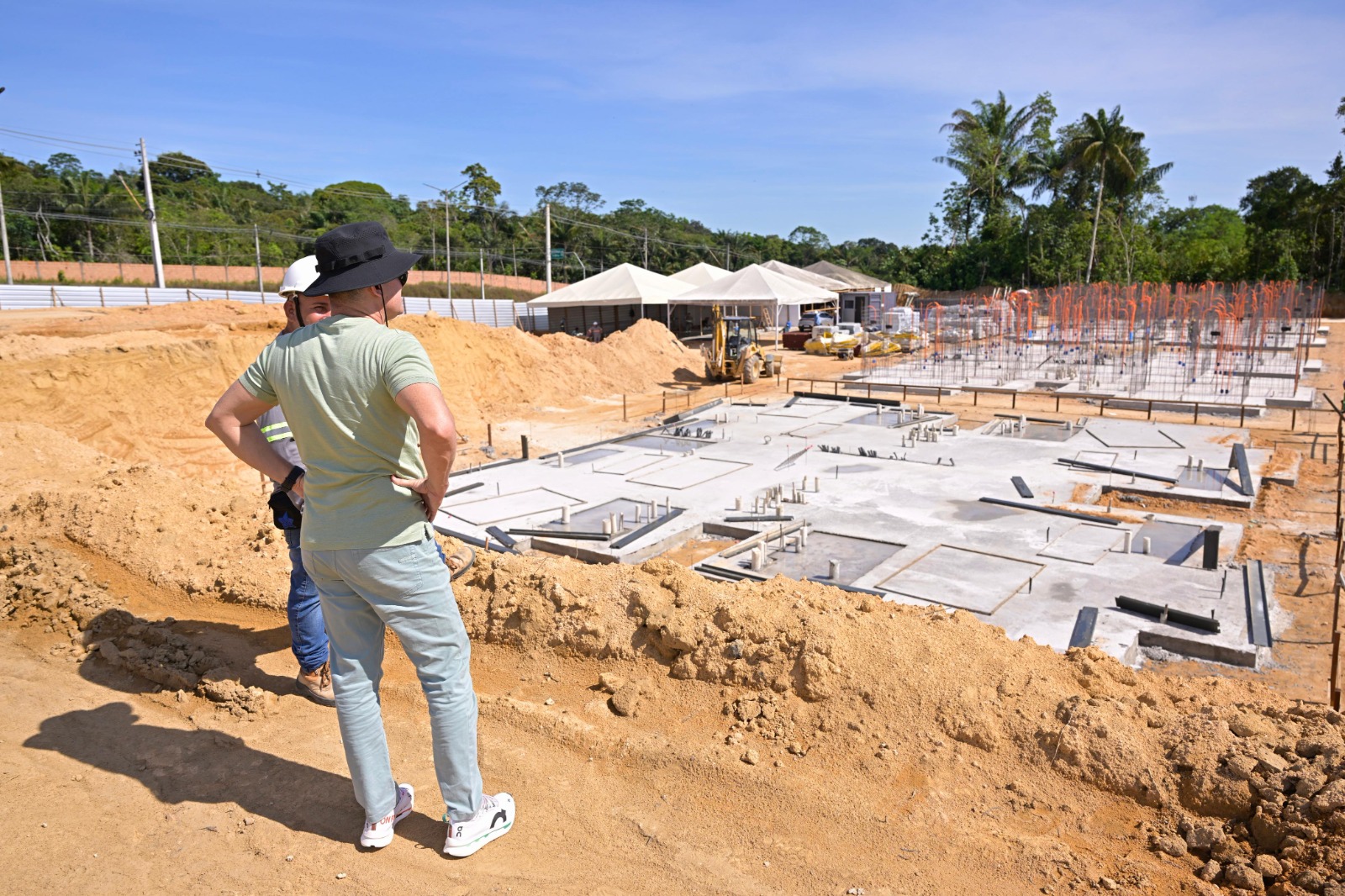 Prefeito David Almeida vistoria avanço das obras de novo habitacional com 576 apartamentos na zona Oeste de Manaus