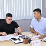 Prefeito David Almeida assina certidão histórica de regularização fundiária para bairros que aguardavam há mais de 100 anos